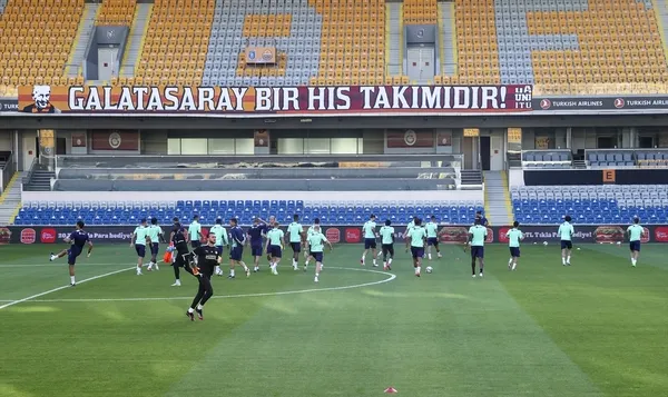 galatasarayin-rakibi-psv-eindhoven-son-antrenmanini-fatih-terim-stadinda-yapti-1627408543422.jpg