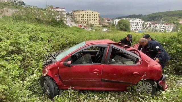 kontrolden-cikip-istinat-duvarindan-dustu-5-kisi-agir-yaralandi-1714410933479.jpeg Kocaeli'de korkunç kaza! Korkuluklara çarpıp istinat duvarından uçtu! EDS ele verdi: 5 kişi ağır yaralı-6