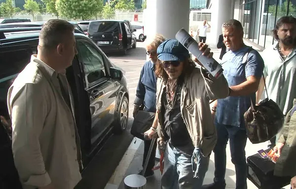 johnny-deppli-hollywood-vampires-grubu-konser-icin-istanbula-geldi-dunyaca-unlu-hollywood-yildizinin-son-hali-1686327065759.jpg Johnny Depp'li Hollywood Vampires grubu konser için İstanbul'a geldi! Dünyaca ünlü Hollywood yıldızının son hali dikkat çekti-4