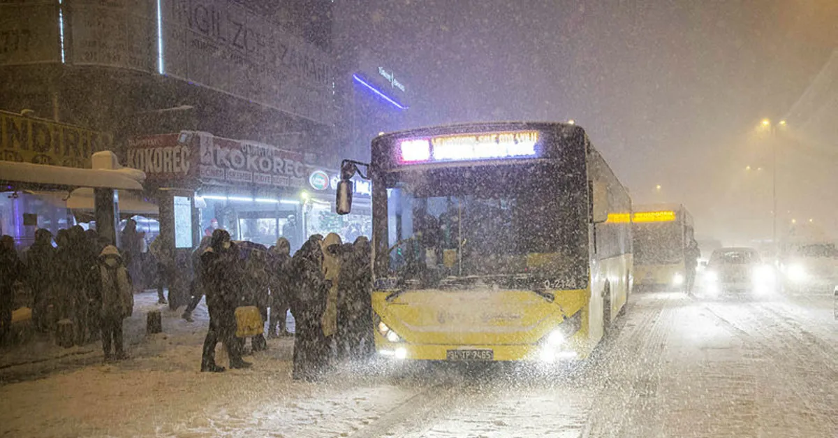 İstanbul’u beklenen Aybar kar fırtınası vurdu! Araçlar yollarda kaldı, otobüs kuyrukları oluştu