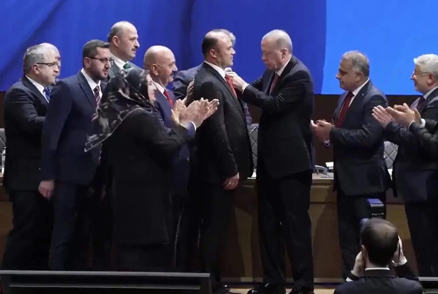 Başkan Erdoğan rozeti taktı