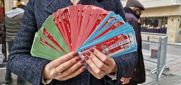 yilbasi-2021-milli-piyango-buyuk-ikramiye-kime-cikti-hangi-ilesehre-cikti-ceyrek-yarim-tam-hangi-bilete-cikti-1609443762010.jpg