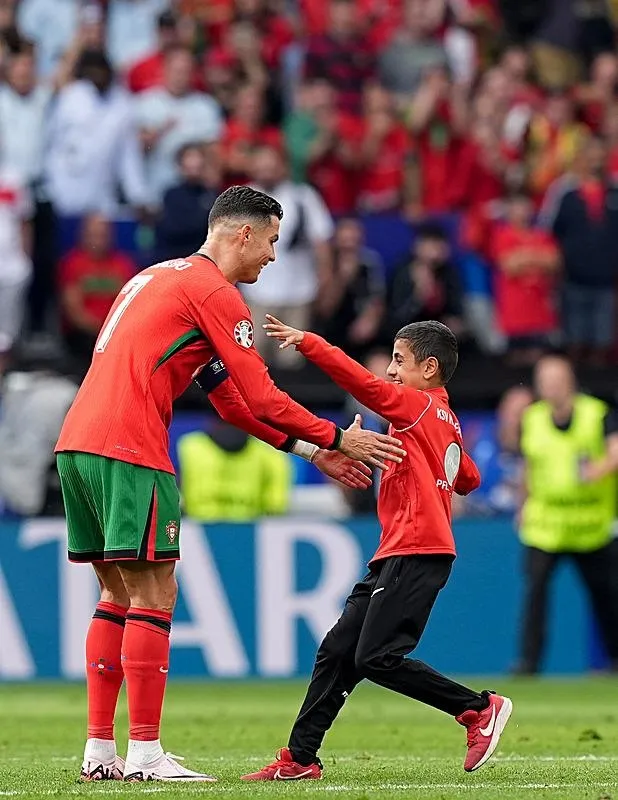 turkiye-portekiz-karsilasmasinda-kucuk-taraftar-cristiano-ronaldo-ile-fotograf-cekilmek-icin-sahaya-atladi-1719078470773.jpeg Türkiye - Portekiz karşılaşmasında küçük taraftar Cristiano Ronaldo ile fotoğraf çekilmek için sahaya atladı-6