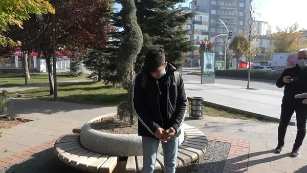 corumda-yasak-olmasina-ragmen-sigara-icen-gence-belediye-baskan-yardimcisi-900-liran-var-mi-diye-sordu-1605272064214.jpg Çorum'da yasak olmasına rağmen sigara içen gence belediye başkan yardımcısı "900 liran var mı?" diye sordu-2