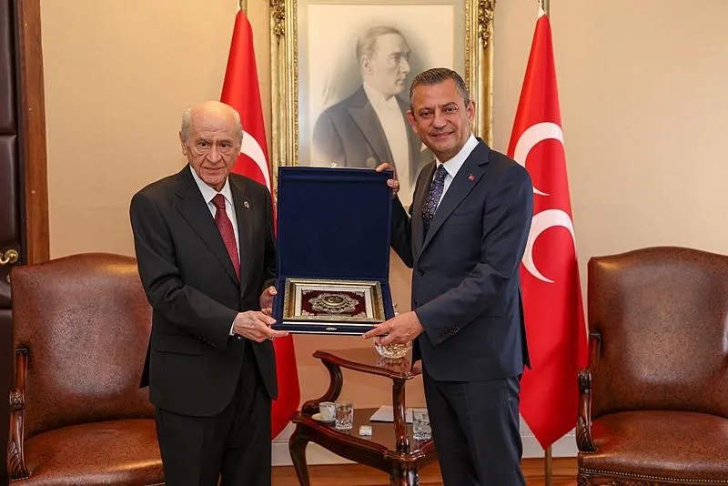 Bahçeli ve Özel hediyeleşti