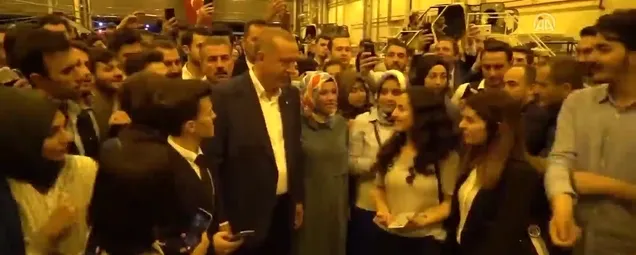Erdoğan gençlerle Atak helikopteri üretim hattını gezdi