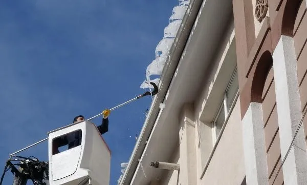 Esnaftan buz sarkıtlarına 'baretli' önlem! Gören şaştı kaldı-4