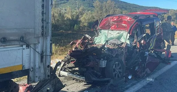 Erzincan'da kan donduran kaza! TIR'a ok gibi saplandı... Aynı aileden 3 kişi can verdi