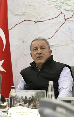 Milli Savunma Bakanı Akar harekat merkezinde