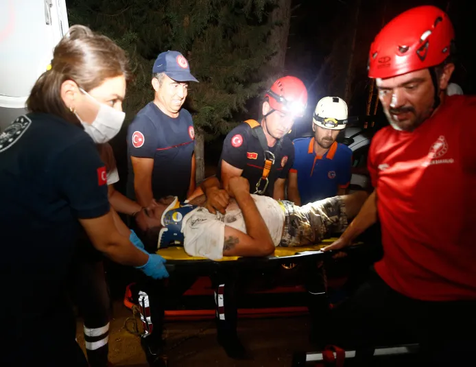 Antalya’da 3 kişi mağarada mahsur kaldı