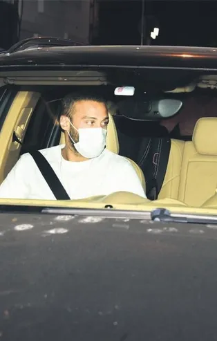 Cenk Tosun sahalara dönüyor