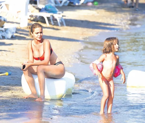 Ünlüler Bodrum'da romantizme doydu: Tarık Emir Tekin ve Fransız sevgilisi Sofia her saniye sarmaş dolaştı-6