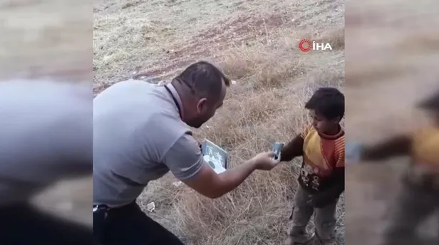 Polis, aracı durduran Suriyeli çocuğa çikolata verdi-1