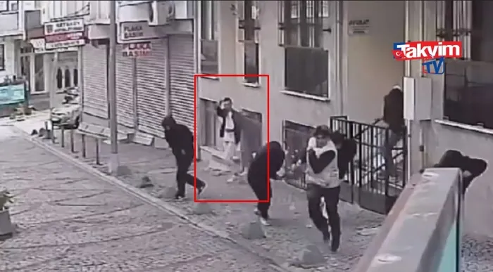 -kucukcekmecede-llselilerin-kiz-kavgasi-kamerada-tokati-yedi-silahiyla-kursun-yagdirdi-olay-anindan-yeni-gorun-1702999740299.jpg