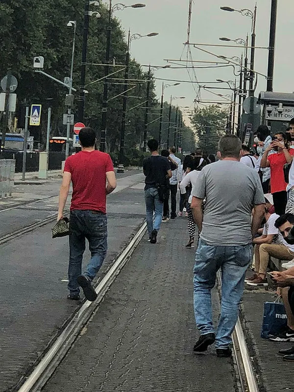 istanbulda-ulasim-kabusu-once-tramvay-bozuldu-sonra-otobusun-kapisi-dustu-1630333661809.jpg