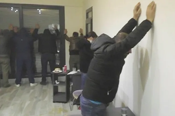 Manisa Salihli'de bir villaya kumar operasyonu! 19 kişiye 67 bin lira ceza!-2