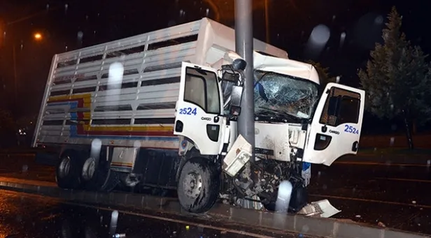 Kahramanmaraş'ta korkunç kaza! Hurdaya dönen kamyondan sağ çıktı-1