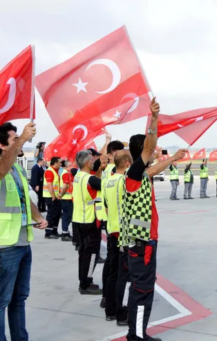 Milliler Türk bayraklarıyla karşılandı