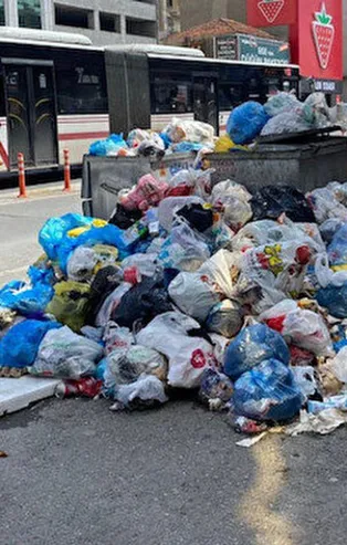 CHP'li İzmir Çiğli Belediyesi'nde işçiler greve gidince yollarda çöp dağları oluştu