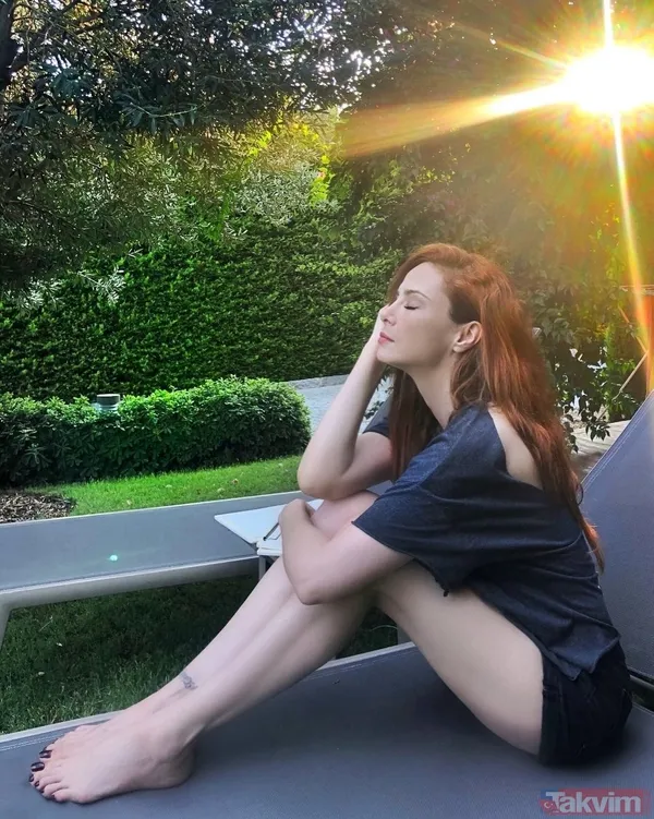 Mine Tugay kumsal pozuyla sosyal medyayı ateşe verdi! 43 yaşındaki Mine’yi gören dönüp bir daha baktı ‘20’likleri cebinden çıkarır’ - 1