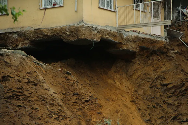 Korkulan oldu! Canlı yayında bina çöktü - 12