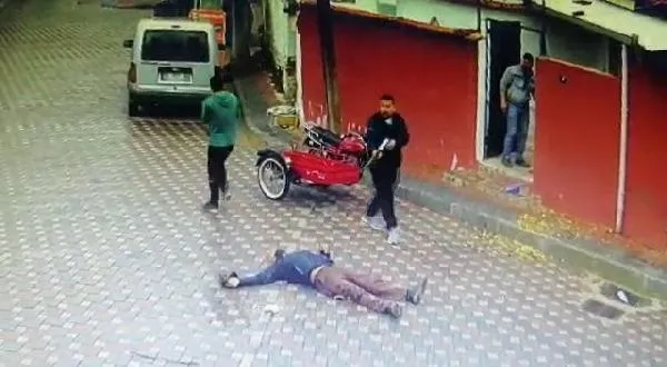 SON DAKİKA: Sokak ortasında pompalı dehşeti! Annesinin eski eşini öldürdü: O anlar güvenlik kamerasında-5