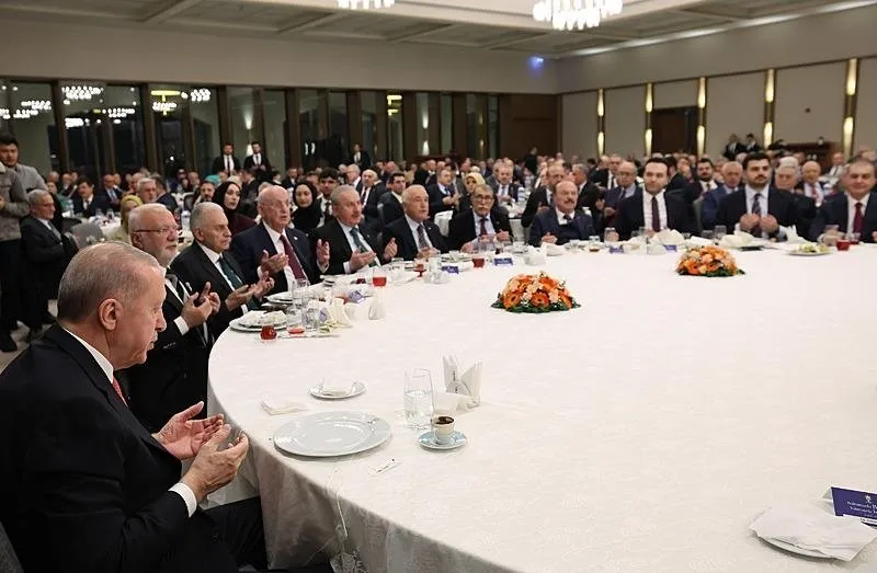 Başkan Recep Tayyip Erdoğan, AK Parti Kongre Merkezi'nde önceki dönem milletvekilleriyle iftarda bir araya geldi. (AA)