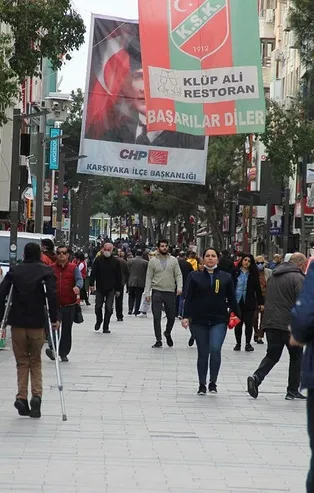 İzmir "evde kal" çağrılarına uymadı! Karşıyaka'dan pes dedirten görüntü