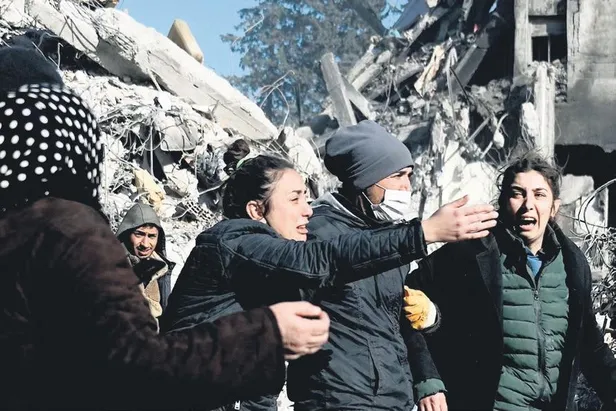 depremin-merkezinde-hasar-gormeyen-zuccaciye-dukkani-saskinlik-yaratti-1676335469213.jpeg Depremin merkezinde hasar görmeyen züccaciye dükkanı şaşkınlık yarattı-5