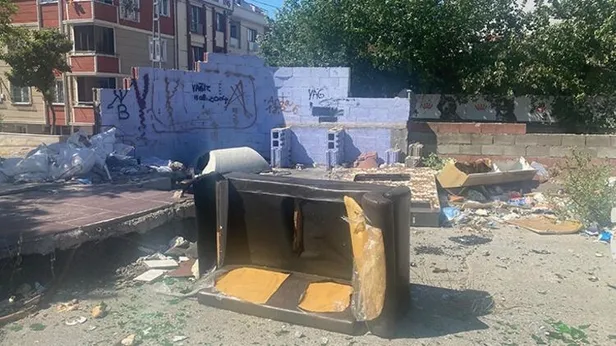 1626601447911.jpg CHP'li Ataşehir Belediyesi'nde büyük rezalet! Vatandaşların korkulu rüyası oldu! "Tuvaletini yapan var, kusanı var, esrar içeni var"-4