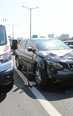 Son dakika: Tem Otoyolu Ümraniye Mevkiinde Zincirleme Kaza: 3 Yaralı