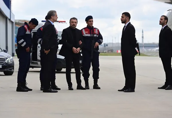 ben-bu-cihana-sigmazam-45-bolumden-ipuclari-cezayir-kurtulus-yolu-ariyor-1699864041798.jpg Ben Bu Cihana Sığmazam 45. bölümden ipuçları: Cezayir kurtuluş yolu arıyor!-2