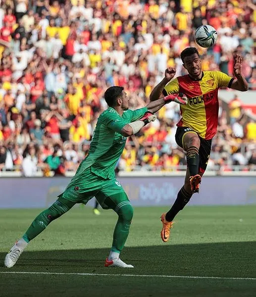 besiktasin-genc-eldiveni-guven-veriyor-goztepe-macina-damga-vurdu-herkes-2004lu-kaleci-emre-bilgini-konustu-1652637164864.jpeg Beşiktaş'ın genç eldiveni güven veriyor! Göztepe maçına damga vurdu: Herkes 2004'lü kaleci Emre Bilgin'i konuştu-4