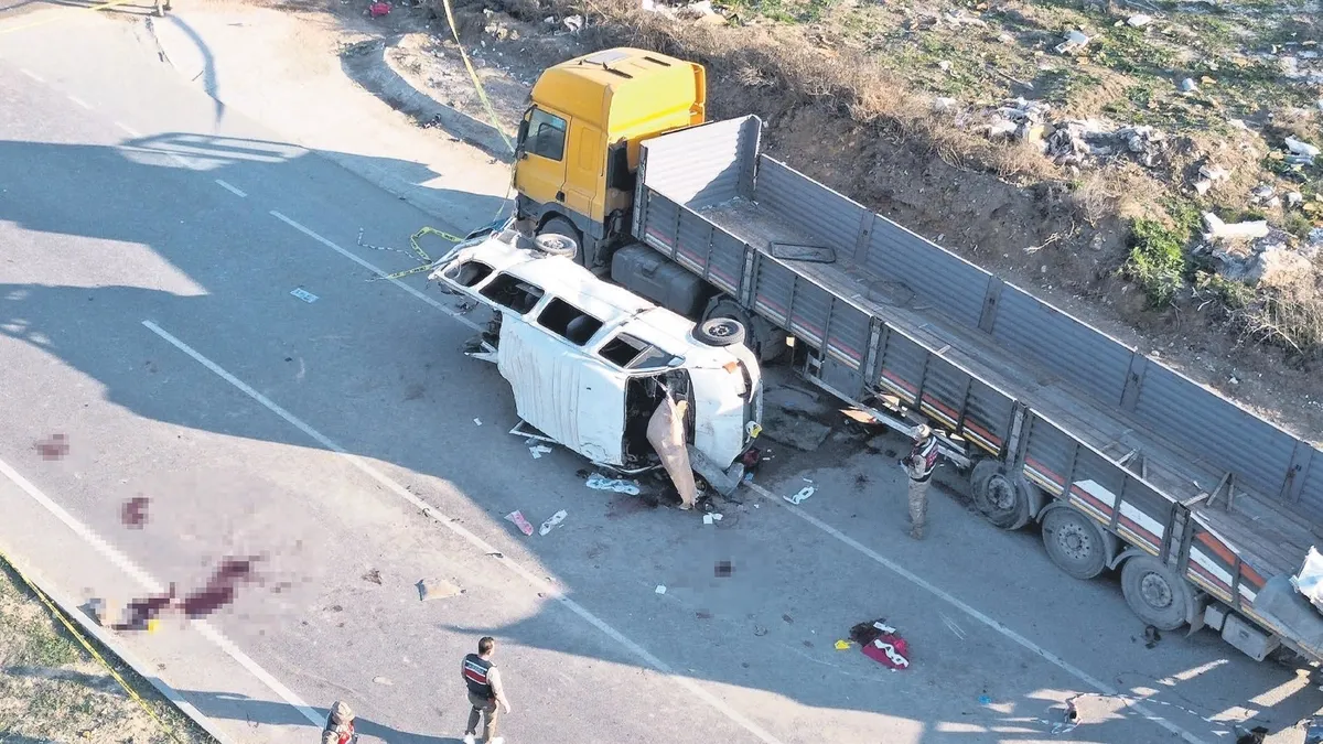 Katliam gibi kaza! İşçi servisi TIR'la çarpıştı: Çok sayıda ölü ve yaralı var