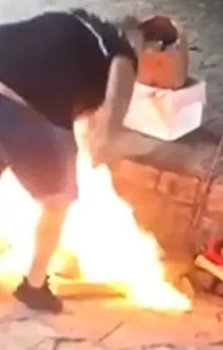 Arjantin'de akıllara durgunluk veren olay! Evsizlerin üzerine alkol döküp yaktı