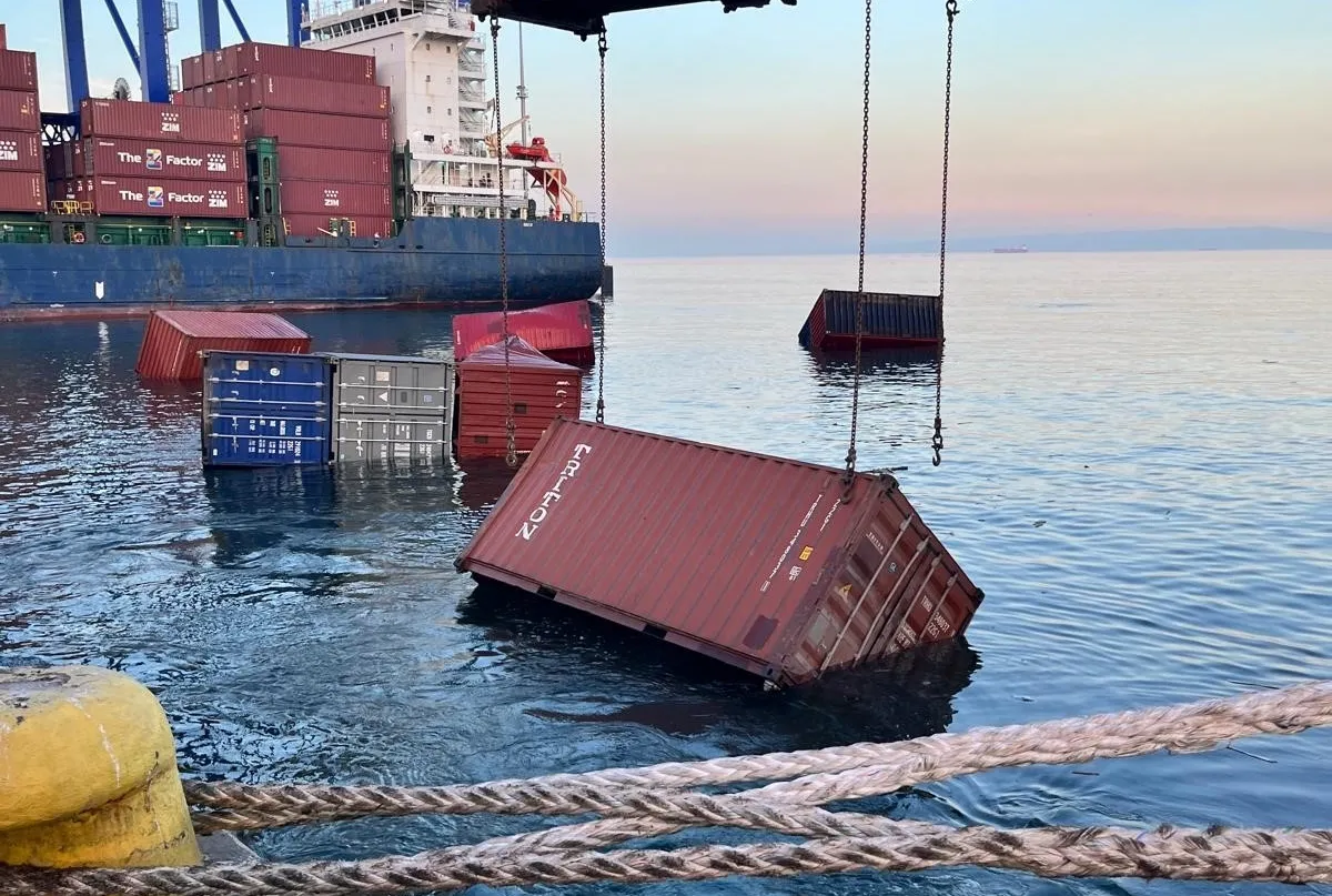Konteynerler denize düştü