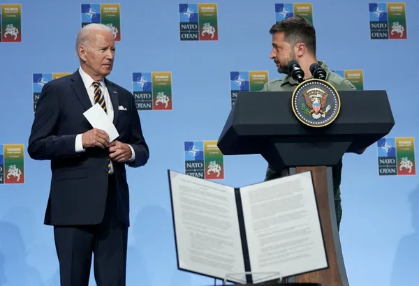 Ukrayna Devlet Başkanı Volodimir Zelenskiy'nin 'yalnız' pozunun perde arkası: Ukrayna cephesi bastırdı NATO rest çekti-17