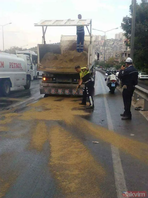 SON DAKİKA: İzmir'de sel felaketi! Polisler vatandaşlara yardımcı oldu - 17