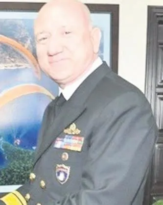 Peruk düştü kel göründü-2