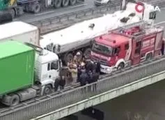 Son dakika: Haramidere TEM bağlantı yolunda kaza! 2 TIR çarpıştı-3