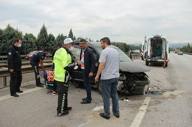 TEM'de feci kaza: 2 yaralı