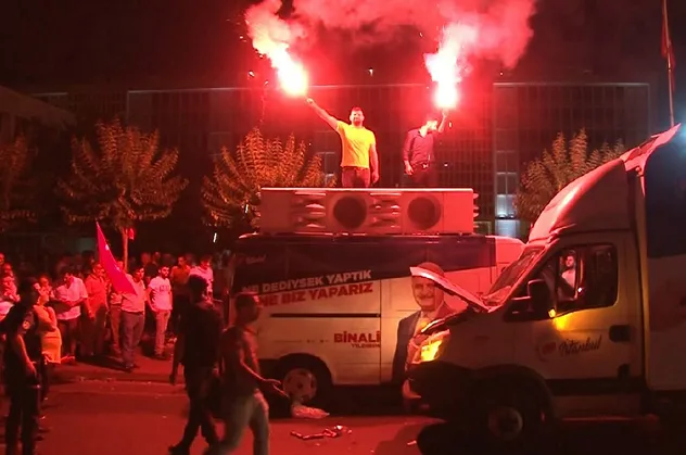 Binali Yıldırım müjdeyi vermişti! İBB önünde "plaka tahdidi" kutlaması