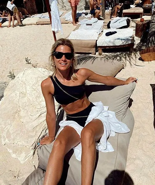 yagli-kayi-haci-sabancinin-esi-nazli-kayi-verdigi-davette-pahali-takilarla-hava-atayim-derken-saciyla-alay-konusu-oldu-1639594090288.jpeg Hacı Sabancı'nın eşi Nazlı Kayı verdiği davette pahalı takılarla hava atayım derken saçıyla alay konusu oldu-11