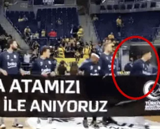 Fener’in Yunan basketçisi Atatürk pankartını tutmadı