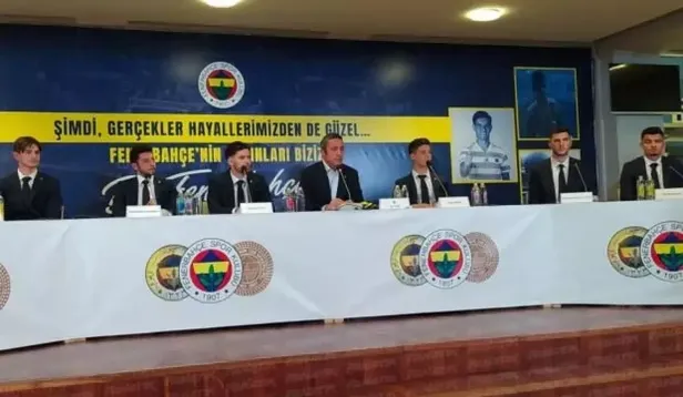 fenerbahceden-genc-futbolcular-icin-imza-toreni-ferdi-kadioglu-arda-guler-muhammed-gumuskaya-1647531413793.jpeg