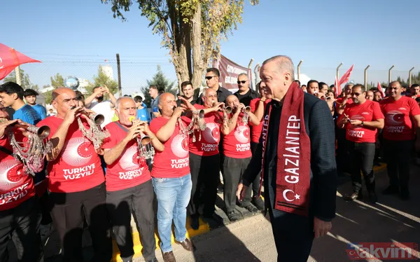 Başkan Erdoğan'a Gaziantep'te coşkulu karşılama! Davullarla zurnalarla beklediler... 6'lı masaya pankartla gönderme - 6