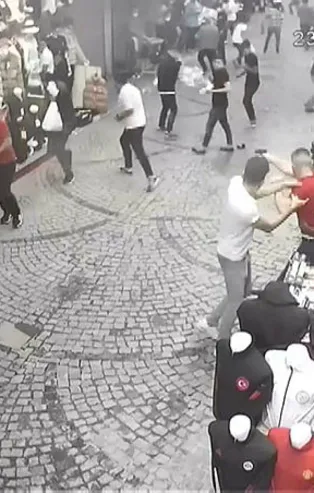 İstanbul Fatih'te akılalmaz olay! Önce tükürdü sonra ateş açtı