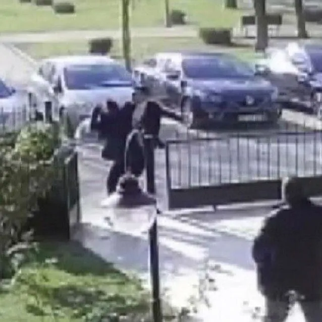 Apartman kavgasında ortalık karıştı: Azgın kızınla uğraş