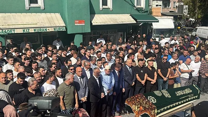 Fatih'te surlardan atlayarak intihar eden şüphelinin, iki ayrı ilçede öldürdüğü iki kadının cenazesi toprağa verildi. Ayşenur Halil için öğle vakti Gaziosmanpaşa Pazariçi Saadet Camisi'nde cenaze namazı kılındı. (AA)