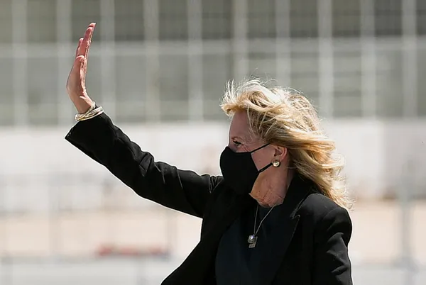 abd-baskani-joe-bidenin-esi-first-lady-jill-bidendan-air-force-oneda-1-nisan-sakasi-hostes-kiligina-girdi-1617356175315.jpg ABD Başkanı Joe Biden'ın eşi First Lady Jill Biden'dan Air Force One'da 1 Nisan şakası: Hostes kılığına girdi-5